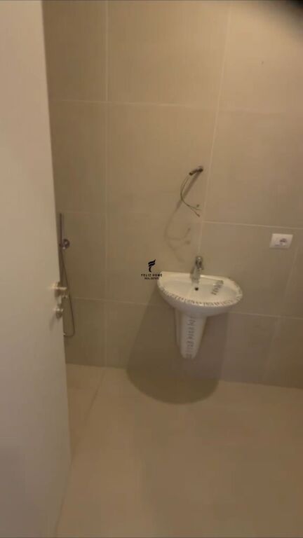 ZYRE ME QERA 60M2 PAZARI I RI 75.000 LEKE FH-71965