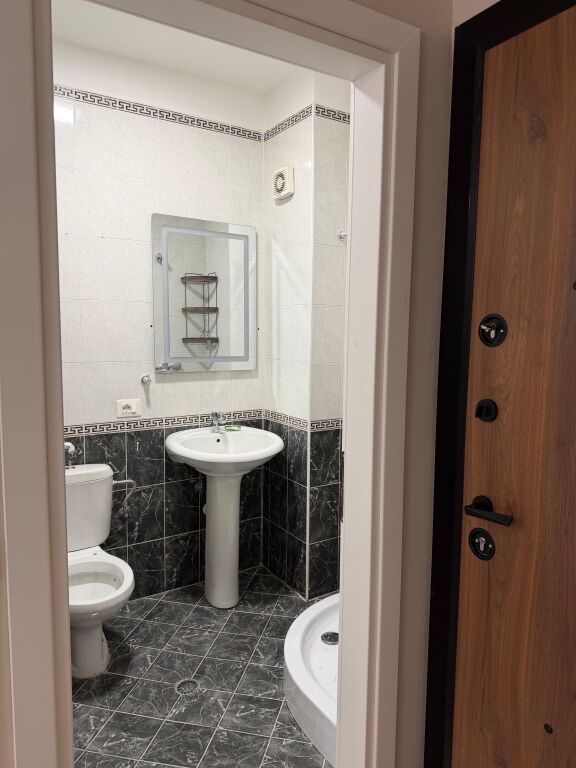 🏠Jepet me qera Apartamenti 2+1 📍Ne zonen e Yzberishtit mbrapa Grand Gallery ✨ Apartamenti eshte i pabanuar me pare , i kompletuar teresisht dhe cdo gje e re 🛌✨ 💶Cmimi : 600€
