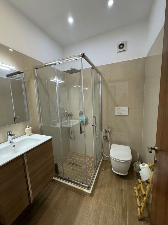 Astir Jepet me qira apartament 2+1 me ballkon – Unaza e Re, Kompleksi Arlis ,55.000 lekë