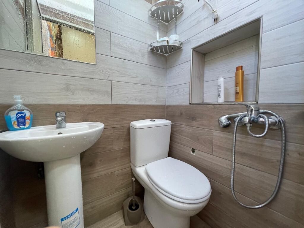 Super 2nd floor studio apartment 6 min from New Boulevard. Fully equipped and wifi, etc.
