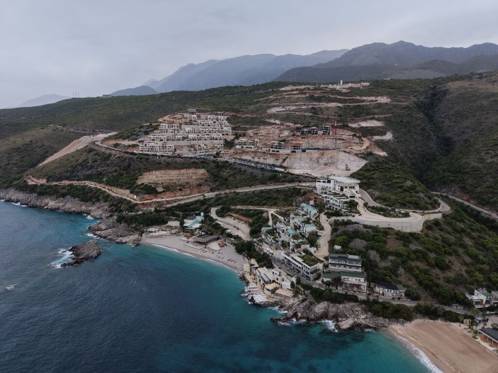 APARTAMENT 2+1 ME VERANDE PER SHITJE FOLIE VILLAGE
