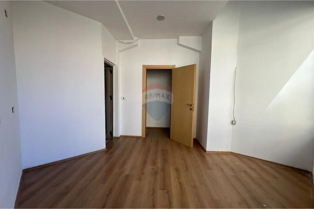 Zyrë - Për Qira - Sheshi Skënderbej, Tiranë(ID: 530281057-80)
