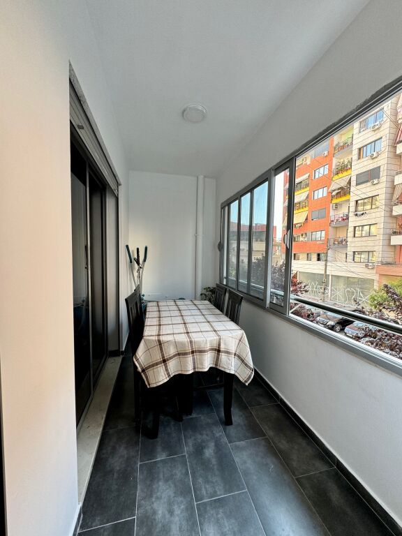 Astir Jepet me qira apartament 2+1 me ballkon – Unaza e Re, Kompleksi Arlis ,55.000 lekë