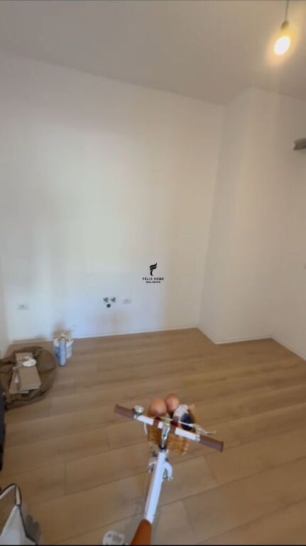 ZYRE ME QERA 60M2 PAZARI I RI 75.000 LEKE FH-71965