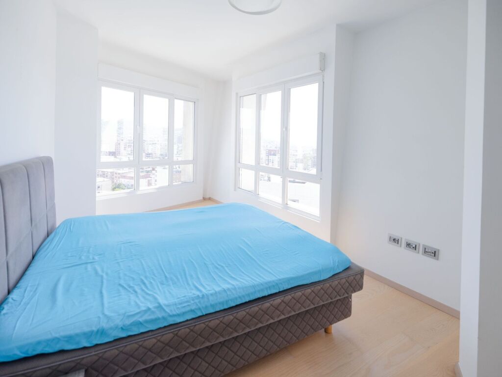 Jap apartament 3+1 me qira tek Rezidenca Magnet.Apartamenti eshte i mobiluar me siperfaqe138m2