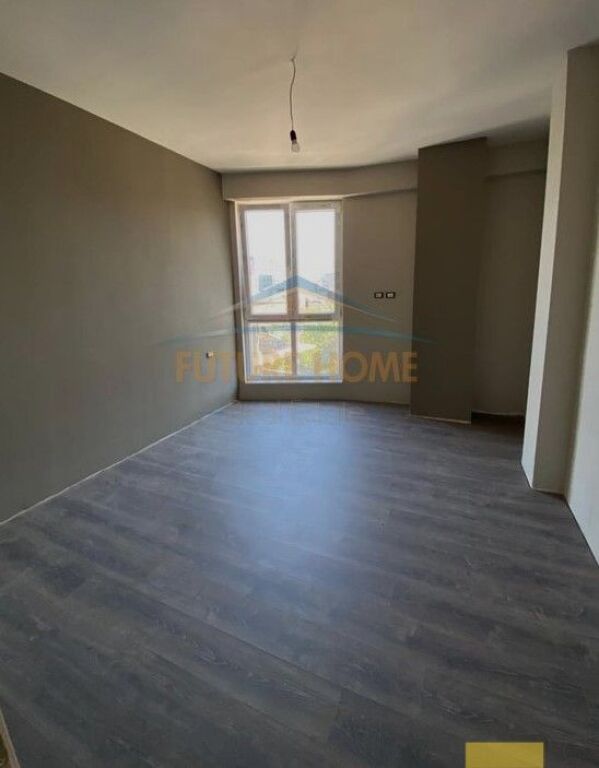 Shitet, Apartament 3+1+2, Komuna e Parisit, Tiranë.