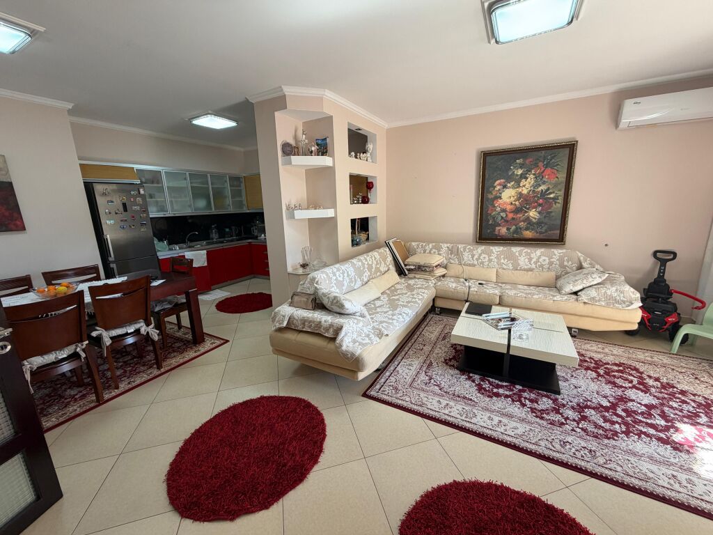 Appartamento 3+1 in vendita in Via Cipaj Vlore (Gjergj Arianiti)
