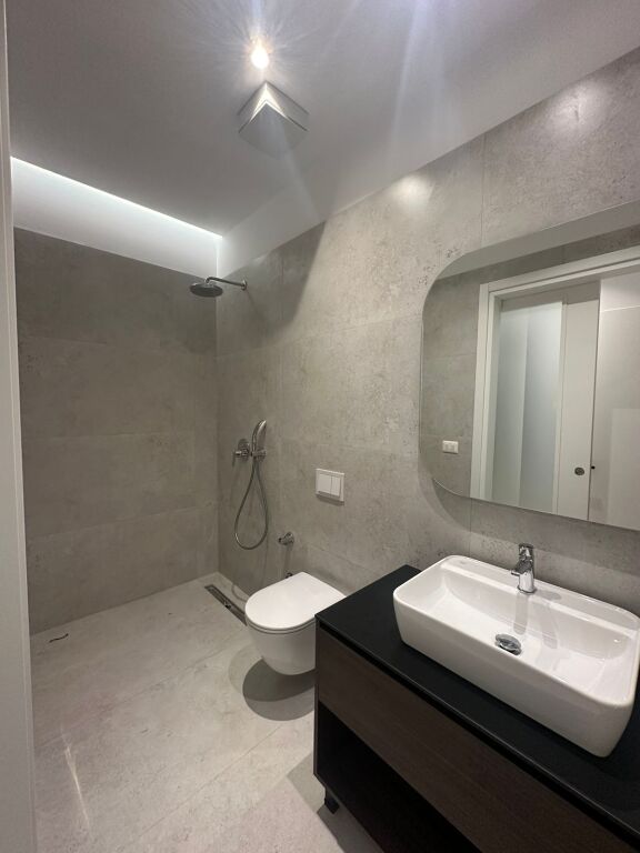 Appartamento moderno 2+1+2 in affitto vicino a Lion Park, in una delle zone più richieste, molto vicino allo stadio Air Albania.