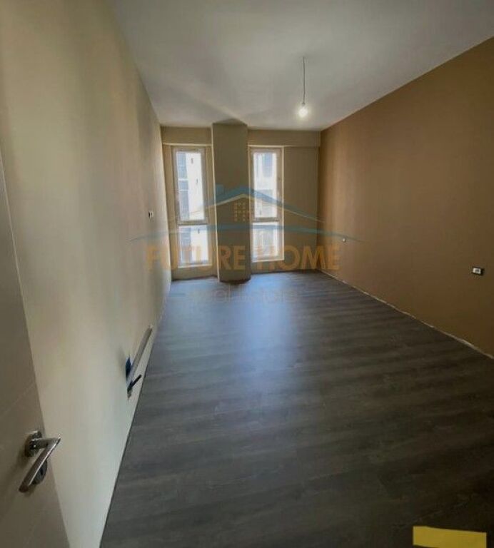 Shitet, Apartament 3+1+2, Komuna e Parisit, Tiranë.
