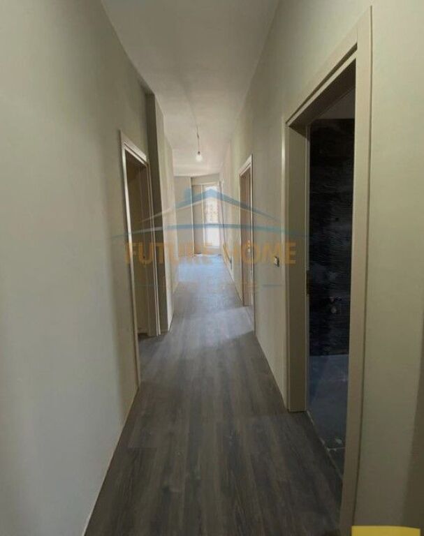 Shitet, Apartament 3+1+2, Komuna e Parisit, Tiranë.