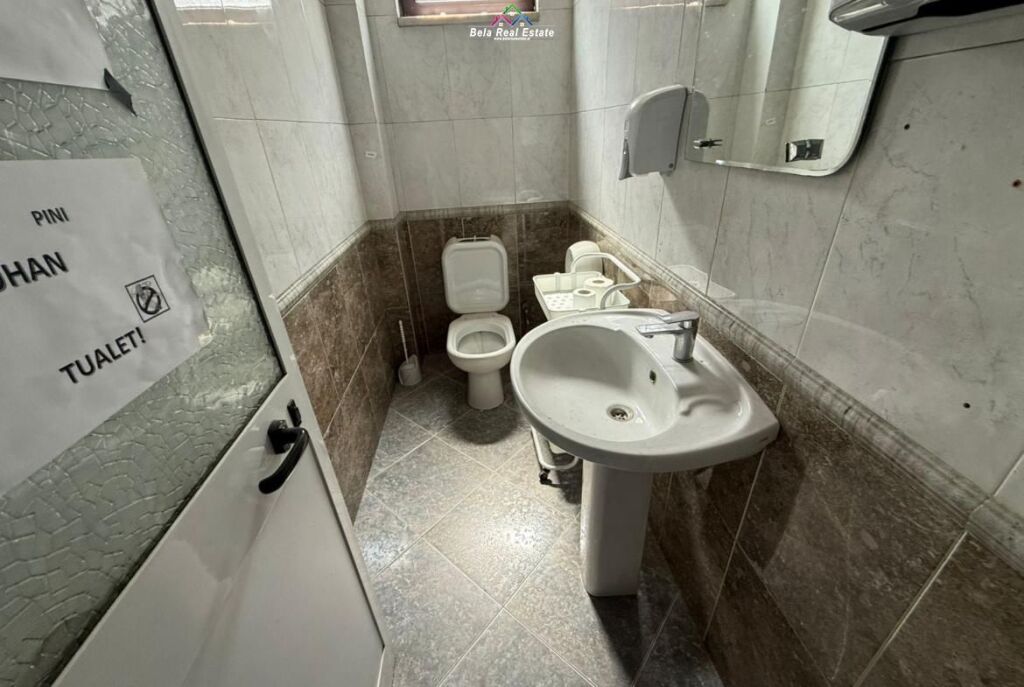 Zyre Me Qera Tek Farmacia 10 (ID BZ2637) Tirane.