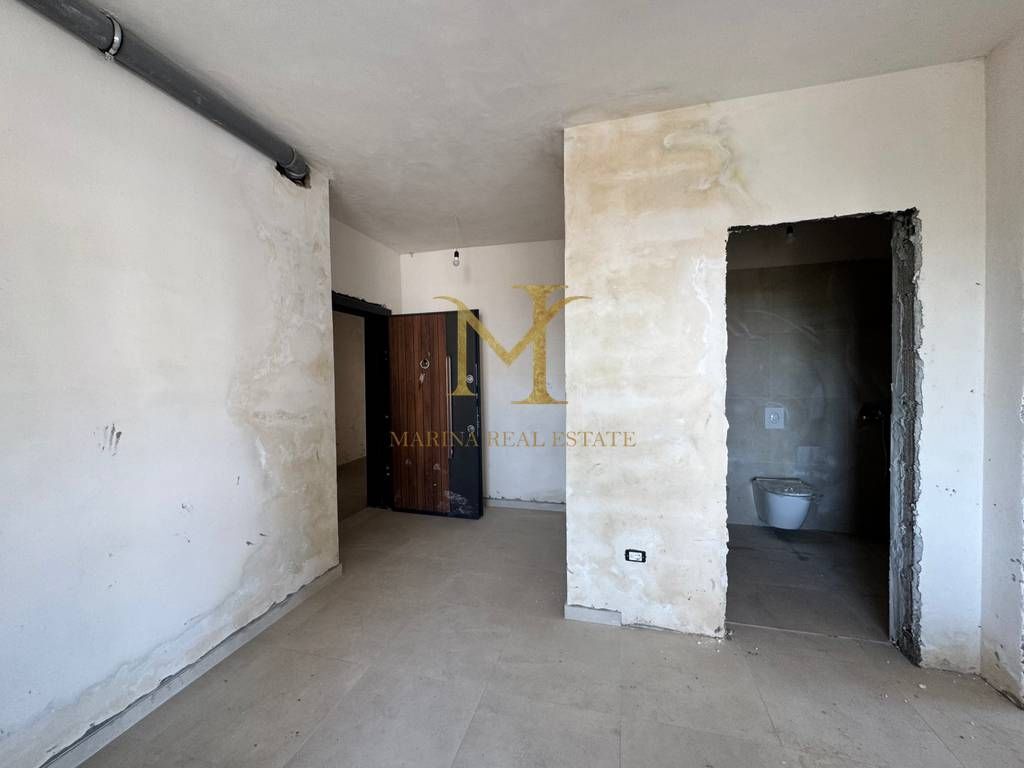 Shitet apartament në zonën Golem, tipologji 2+1. Pallati i ri, me pamje nga deti