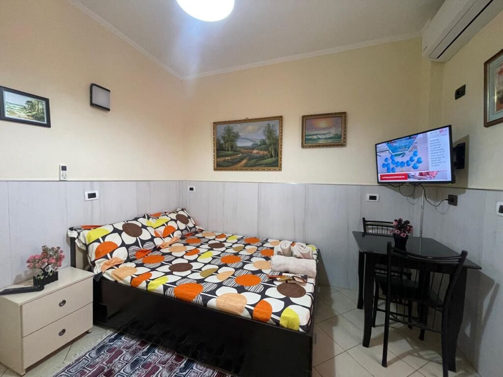 Super 2nd floor studio apartment 6 min from New Boulevard. Fully equipped and wifi, etc.
