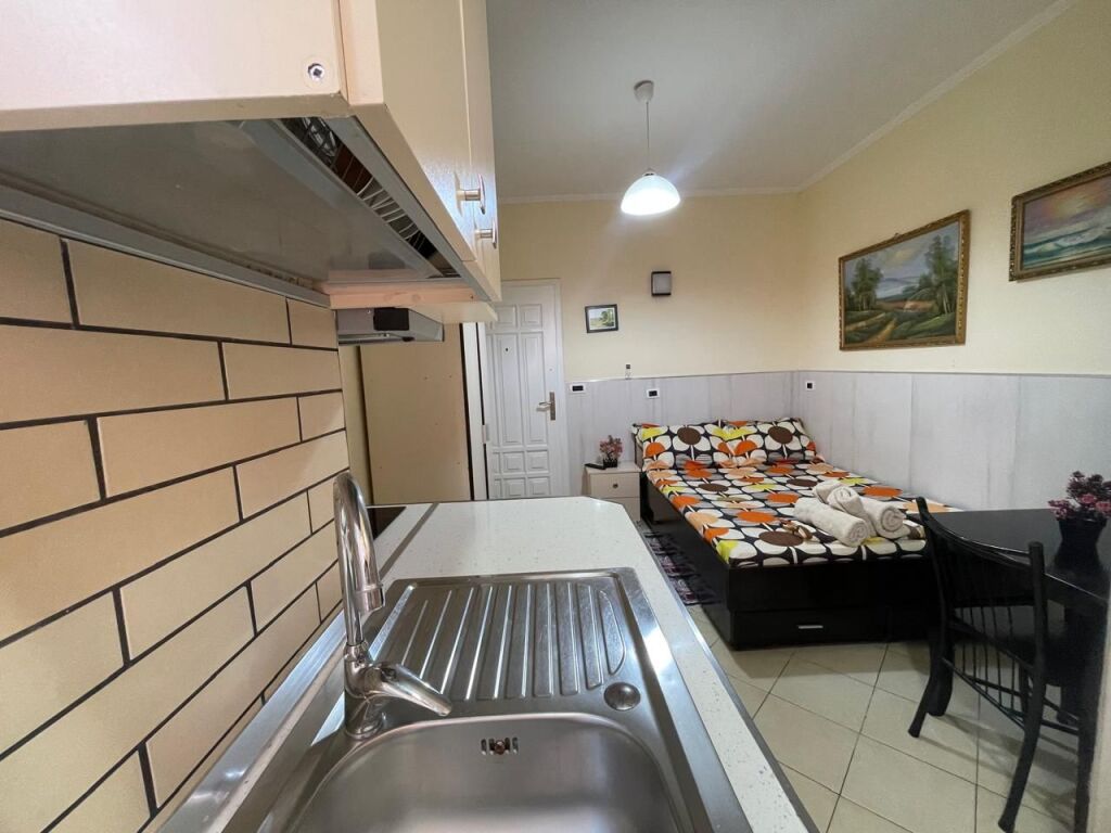 Super 2nd floor studio apartment 6 min from New Boulevard. Fully equipped and wifi, etc.