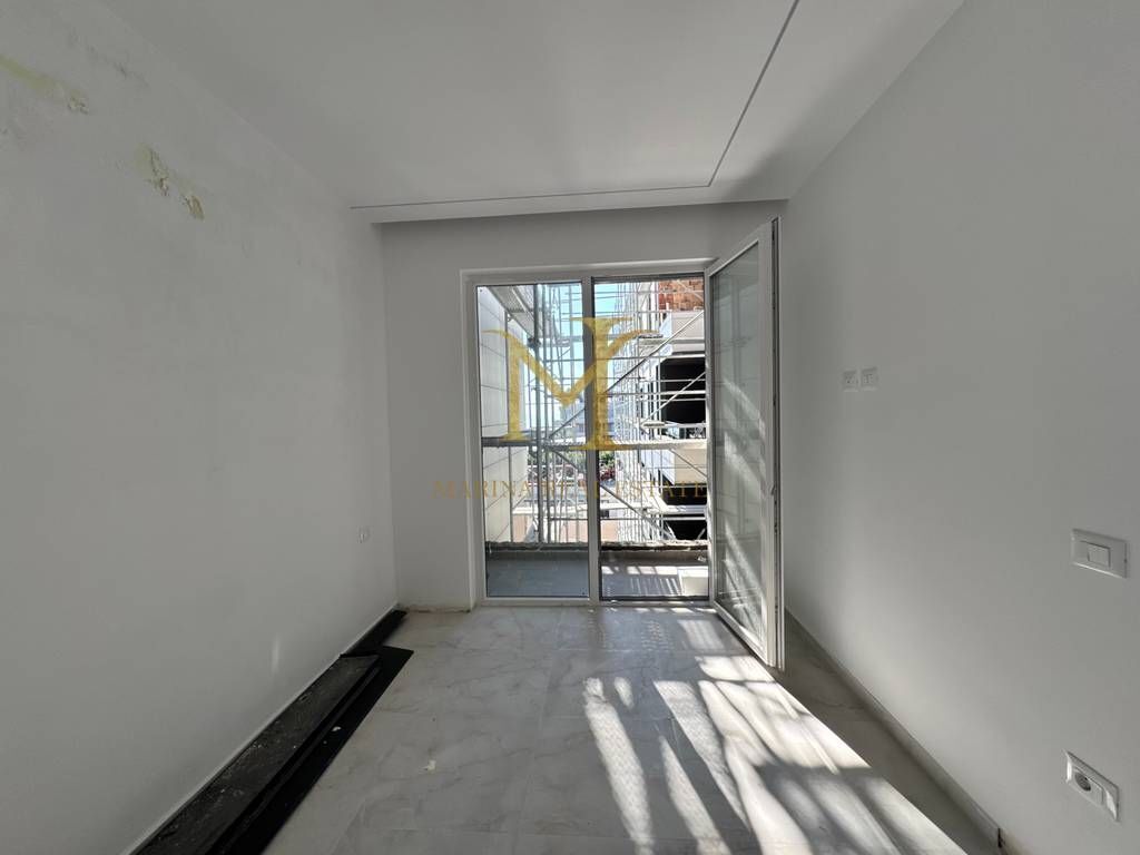 Shitet apartament 1+1 me pamje deti ne Golem.