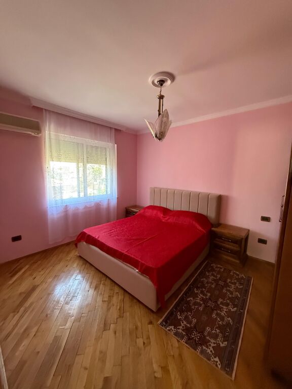 Jepet me qira apartament 3+1 në Xhamllik!