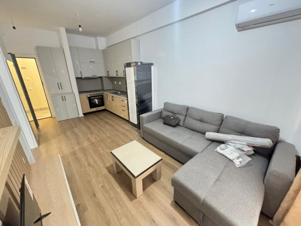 🏠 Jepet me qira apartament 1+1  📍 Adresa: Ali Demi, Kompleksi Kadiu💶 Çmimi: 40,000 lekë/muaj