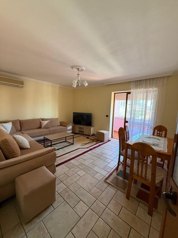 Jepet me qira apartament 3+1 në Xhamllik!