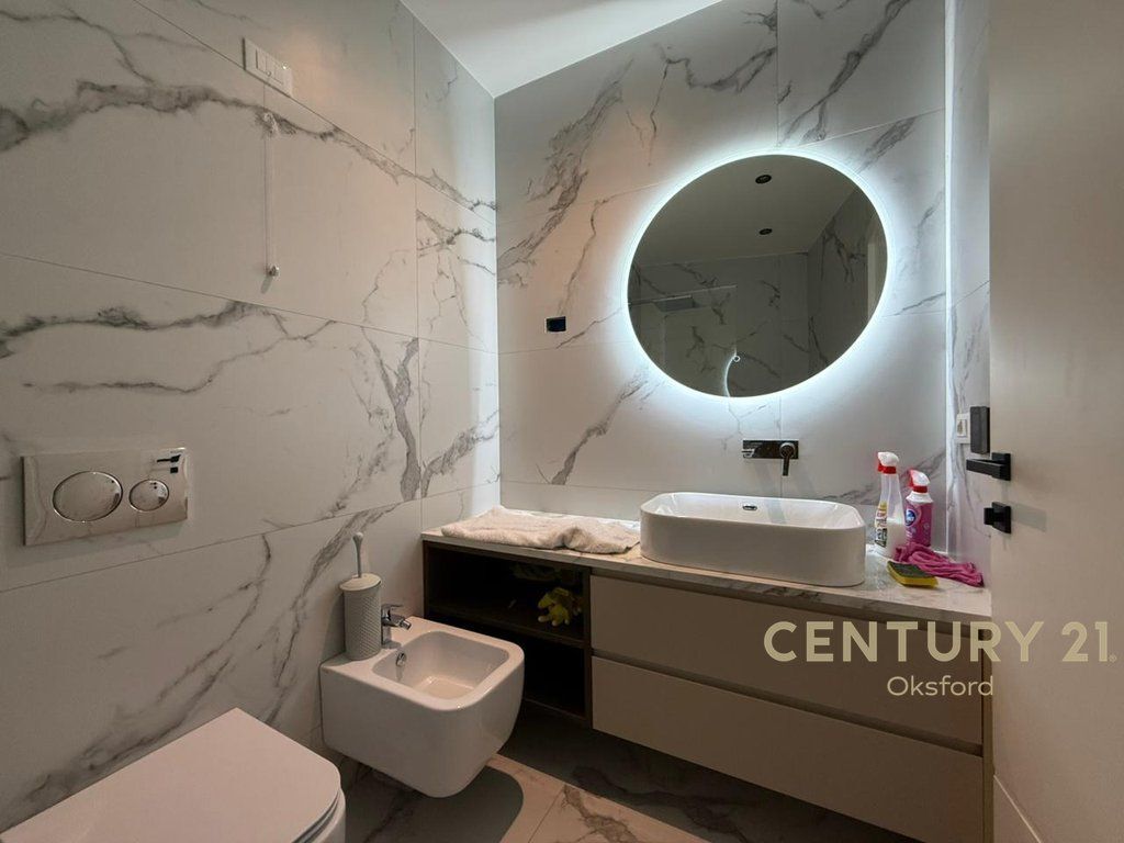 AFFITTO APPARTAMENTO DI LUSSO POSTO AUTO PRESSO RESIDENZA LAKE VIEW! 2.300 € /Mese