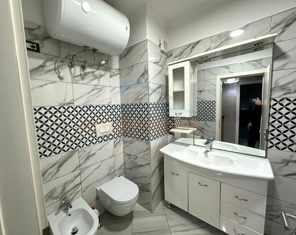 Shitet, Apartament 2+1+2+ Post Parkimi, Laprake, Tirane