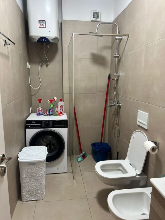 5 Maj, jepet me qera apartament 1+1 totalisht i arreduar!