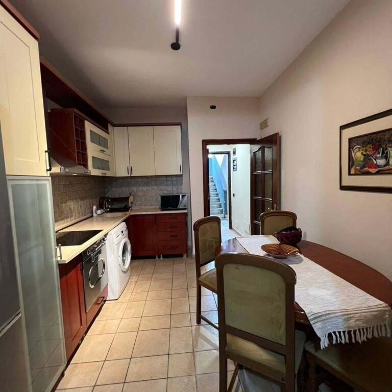 2+1, 4th floor without elevator, at Globe, Kavaja street, 450 thousand leke