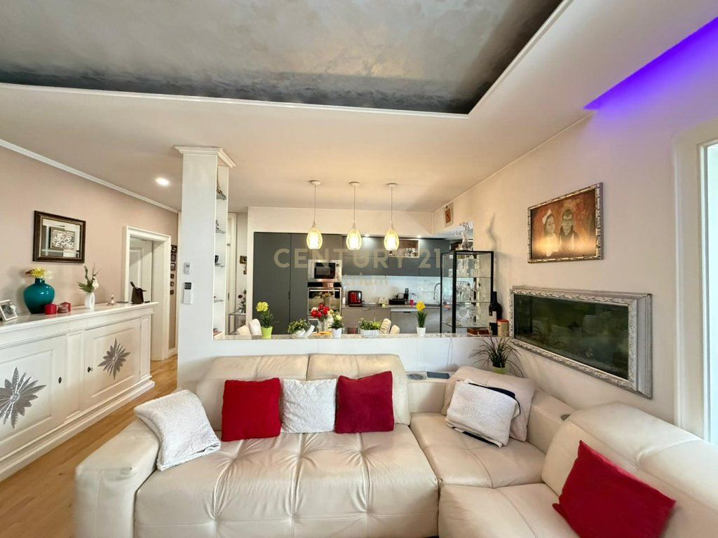 SHITET APARTAMENT 3+1 + 2 TUALETE + GARAZH NË KOMUNËN E PARISIT