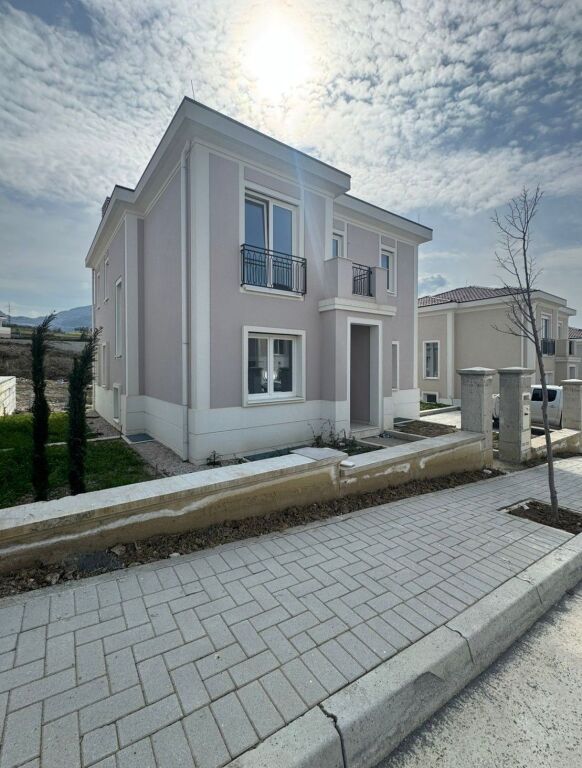 🏡 Vilë 3-Katëshe për Shitje – Collina Verde, pranë TEG