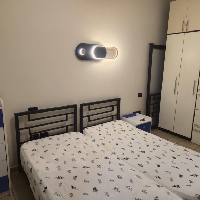 2+1, 4th floor without elevator, at Globe, Kavaja street, 450 thousand leke