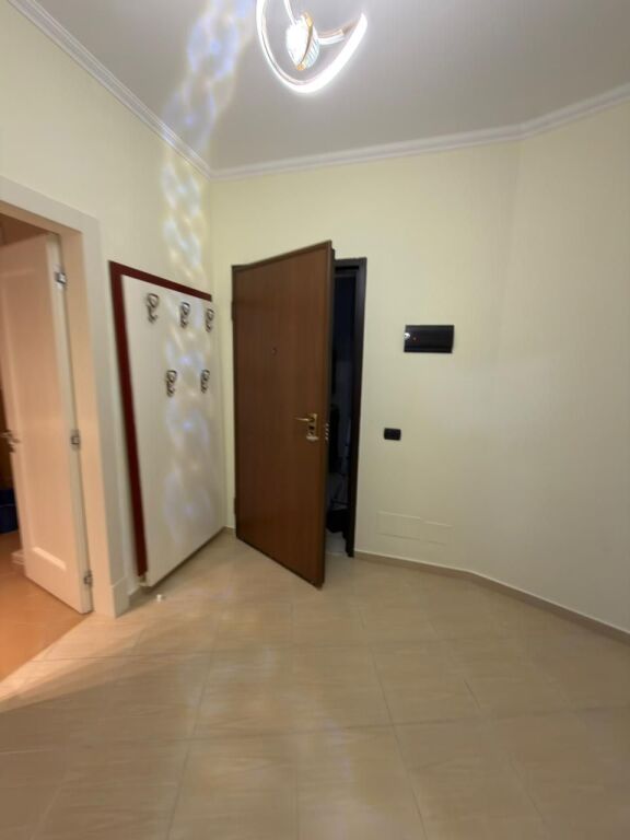 Jepet me qera apartament 1+1 me ballkon në zonën e 21 Dhjetorit. - Więcej