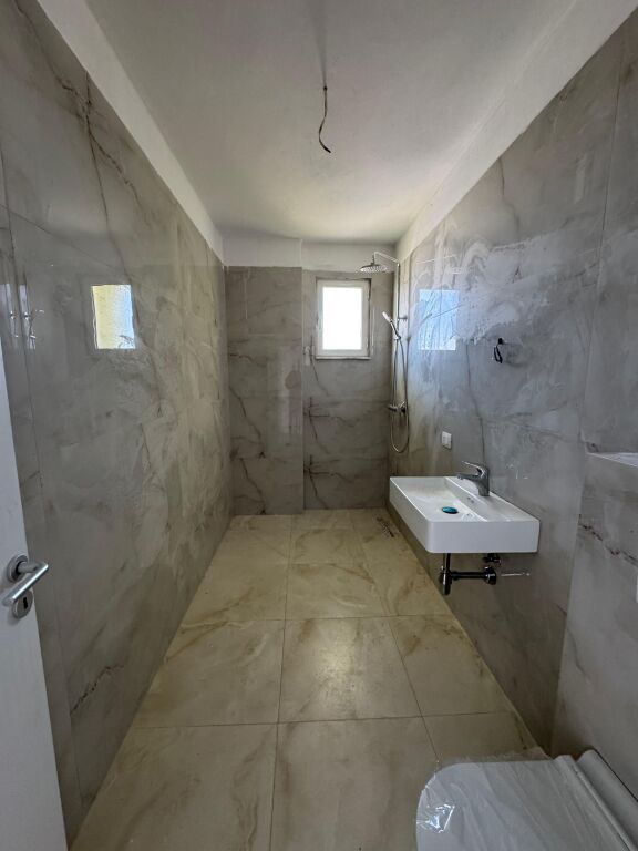 Shitet Apartament 1+1 Ne Plazh Hekurudha