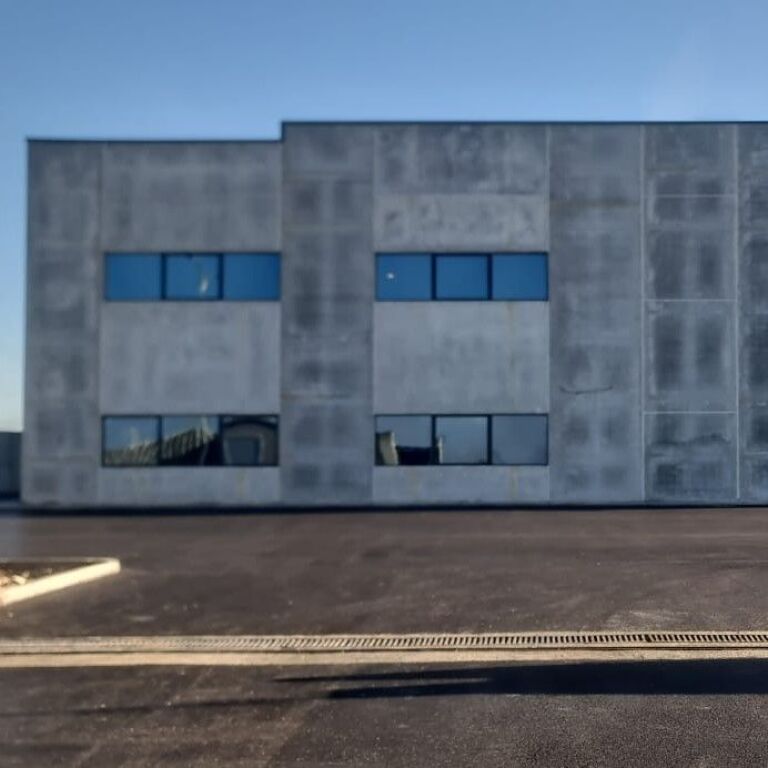 🏭✨ Jepet Kapanon 2,400 m² me Qira – Porto Romano ✨🏭