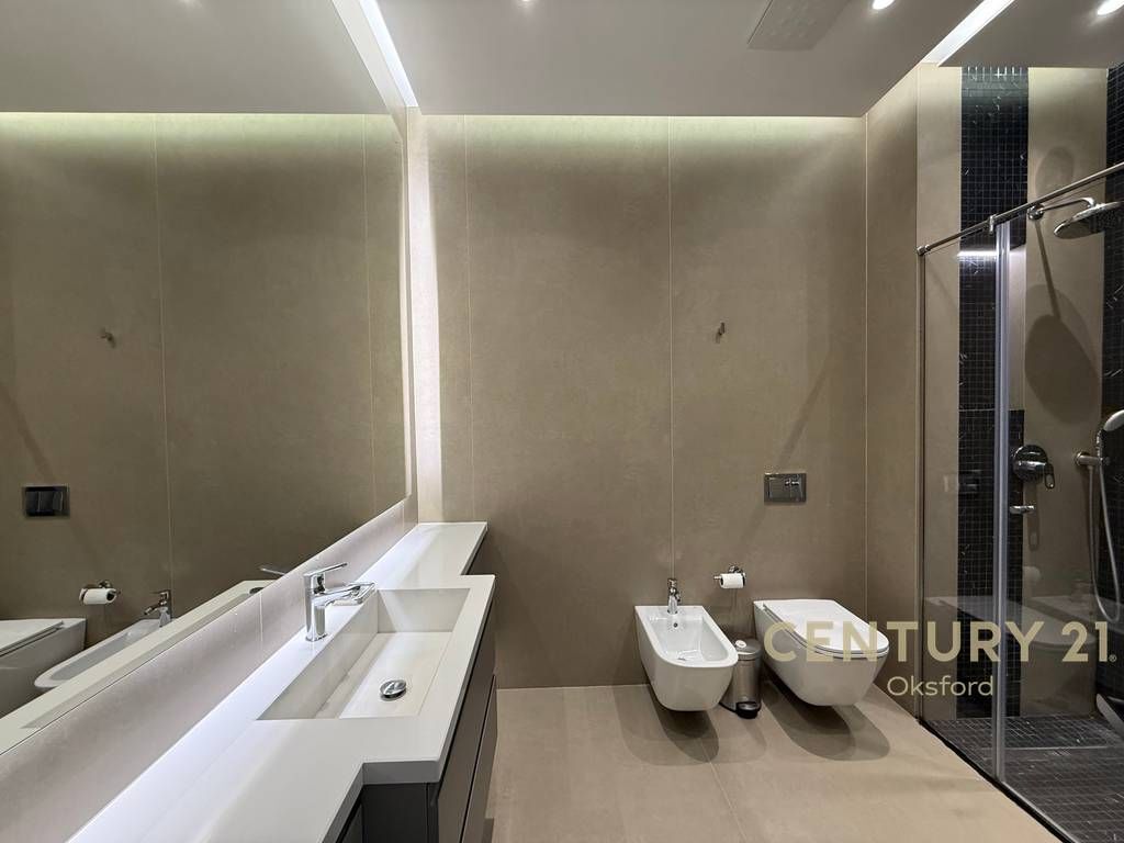 Japim me qira apartament 1+1 tek Square 21,ne Rrugen e Kavajes!