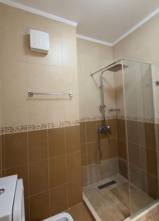 Jepet me qera apartament 1+1 me ballkon në zonën e 21 Dhjetorit.
