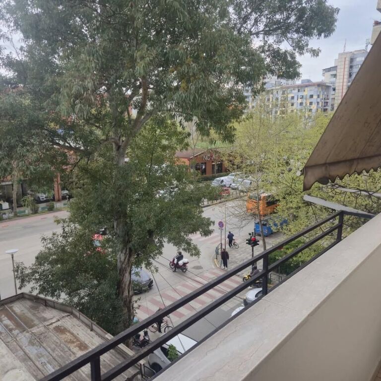 2+1, 4th floor without elevator, at Globe, Kavaja street, 450 thousand leke
