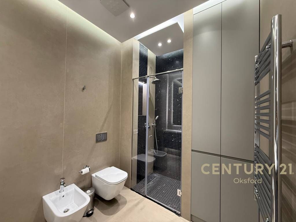 Japim me qira apartament 1+1 tek Square 21,ne Rrugen e Kavajes!