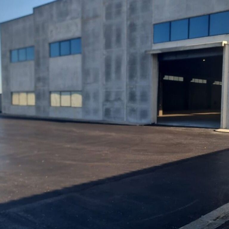 🏭✨ Jepet Kapanon 2,400 m² me Qira – Porto Romano ✨🏭