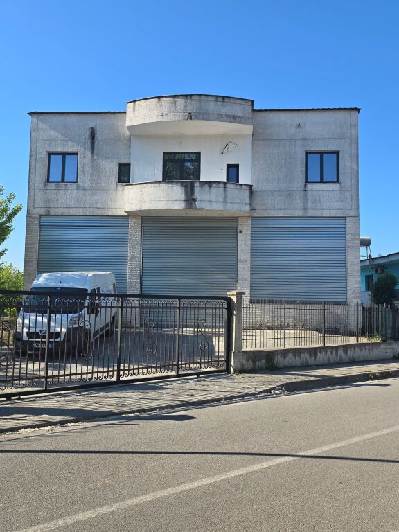 SHITET AMBJENT BIZNESI,MAGAZINË NË ZONEN E KODER KAMEZ,