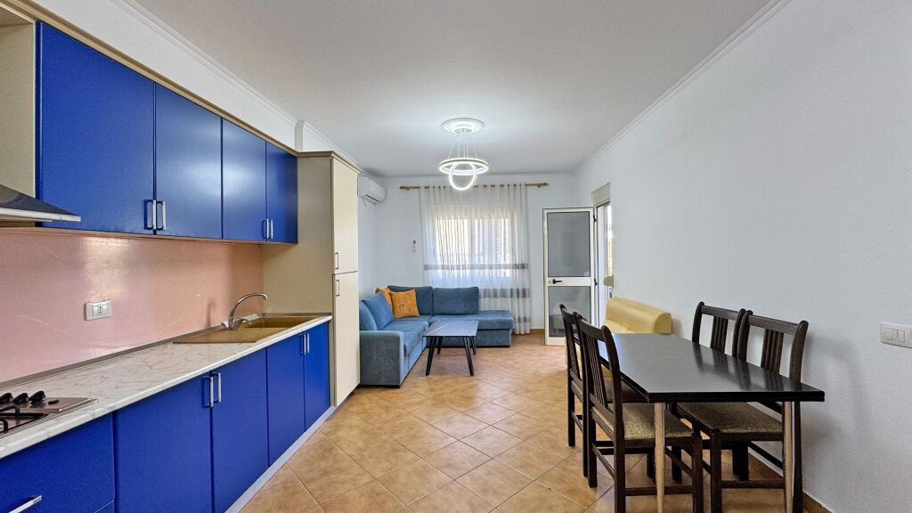 Appartamento 1+1 in vendita. 4° piano, senza ascensore. Shkëmbi i Kavajës