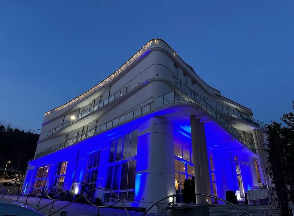 EDIFICIO MULTIFUNZIONALE IN VENDITA VICINO A TEG