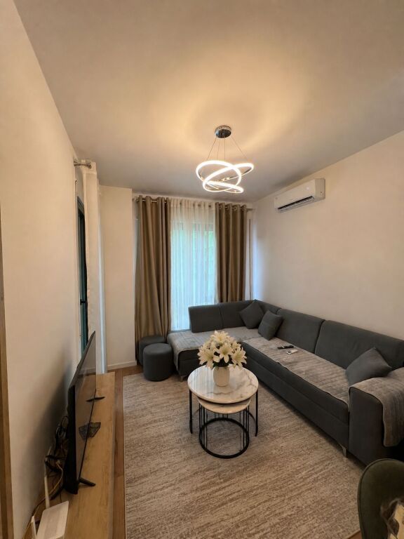 5 Maj, jepet me qera apartament 1+1 totalisht i arreduar!