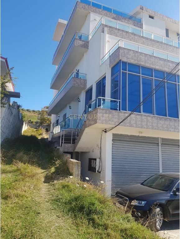 Shitet godinë 5-katëshe me organizim perfekt për investim ne Golem