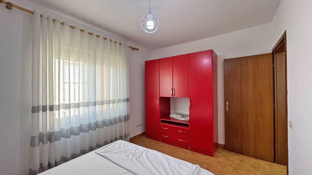 Appartamento 1+1 in vendita. 4° piano, senza ascensore. Shkëmbi i Kavajës