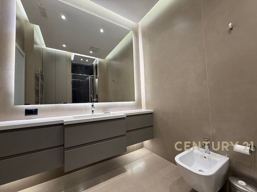 Japim me qira apartament 1+1 tek Square 21,ne Rrugen e Kavajes!