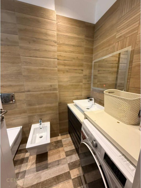 Appartamento 2+1+2 in Affitto al Lago Secco, Tirana! 2.000 € /Mese Sup. Totale 120m2