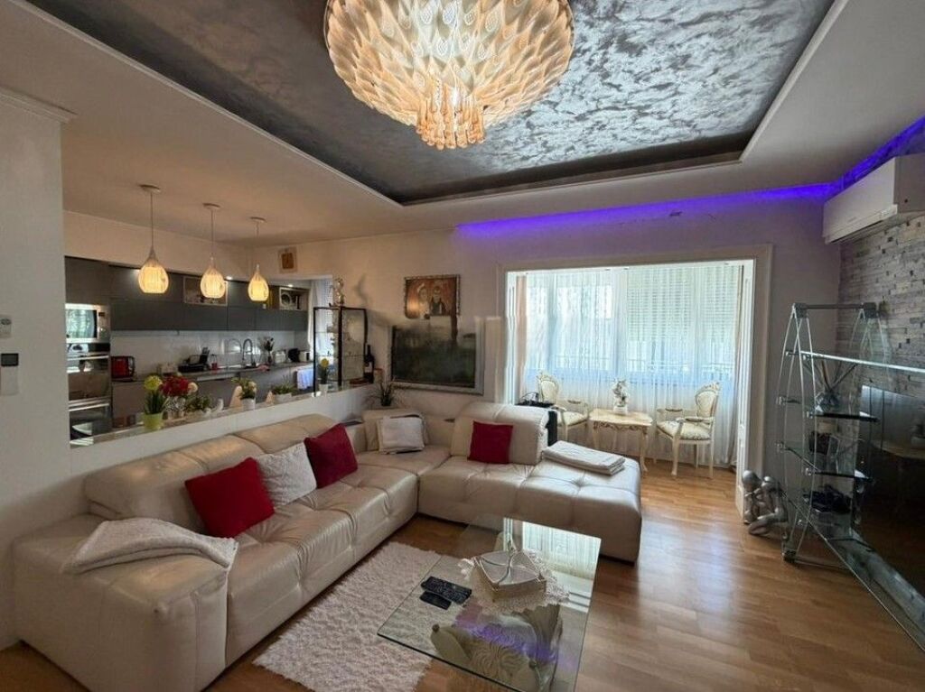 SHITET APARTAMENT 3+1+2+GARAZH NE KOMUNEN E PARISIT