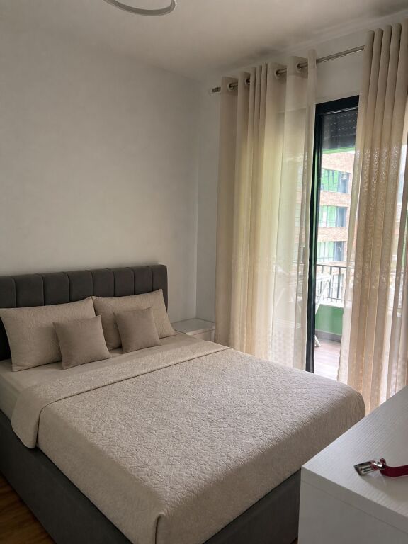 5 Maj, jepet me qera apartament 1+1 totalisht i arreduar!