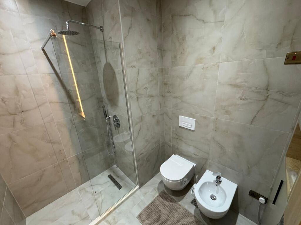 Shitet 1+1 📍 Kompleksi Mangalem💶 Çmimi: 125,000€