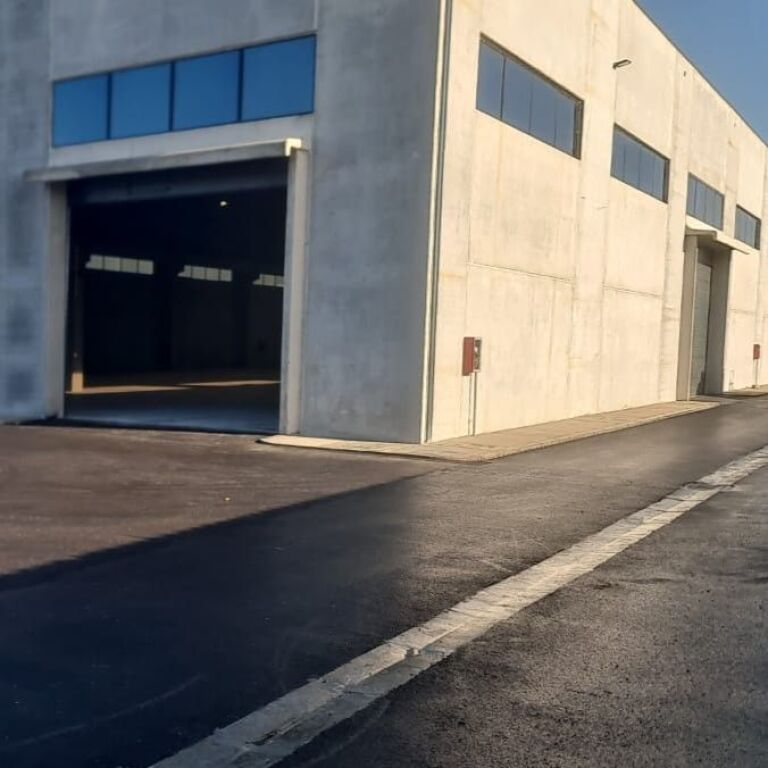 🏭✨ Jepet Kapanon 2,400 m² me Qira – Porto Romano ✨🏭