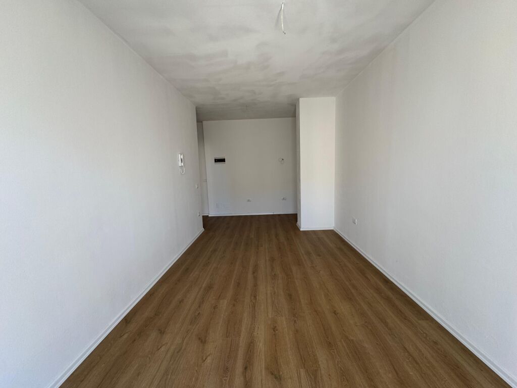 Shitet Apartament 2+1+2 Ne Plazh Hekurudha